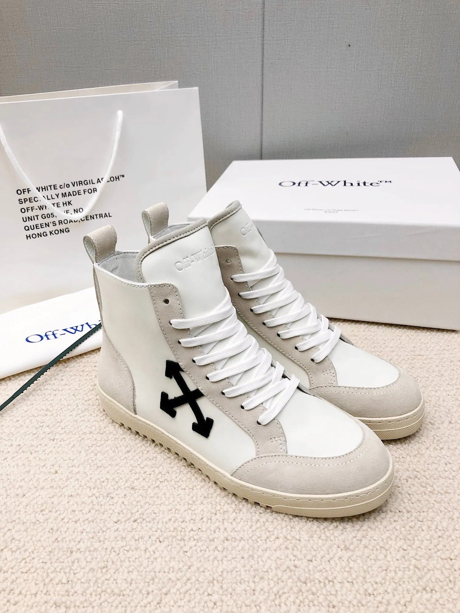 Men's men's shoes P540! 🌈🌈OFF WHITE🌈🌈 ⚡️Couple model⚡️🍓New color🍓 👉Ex-factory price: 130-45 The latest Gaobang street casual Martin style masterpiece, released the highest quality version on the market 👊 Series original mold opening, original lasting, production technology 1:1 original ➰🔜The best choice for more and more celebrities and Internet celebrities🔸In classics Change🔸Innovate in the trend🔸Strive to break away from the shackles of bad street design🔝Although he is not the originator of fashion design, he is definitely a shining dark horse in avant-garde design🐴🆙Do not follow the trend🔅Not universal beauty🔅 Fabric💯First-layer cowhide/suede Lining💯cowhide lining Foot pad💯Original molded high-elastic environmentally friendly molding pad Midsole💯Original lasting process Outsole💯Rubber outsole Packaging💯Full set of packaging synchronized with the official website (brand wrapping paper, brand certificate, brand cloth bag)